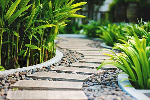 Installation d’allées esthétiques pour circuler facilement dans le jardin